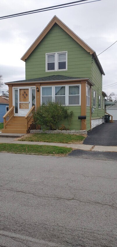Primary Photo - 35 Tyler St