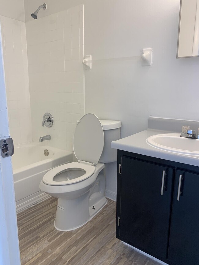 Foto del edificio - 418 W Oak Ridge Rd