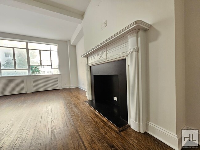 Building Photo - ELEGANT 5th Ave GEM - Chic 1BD/1BA in Gree...