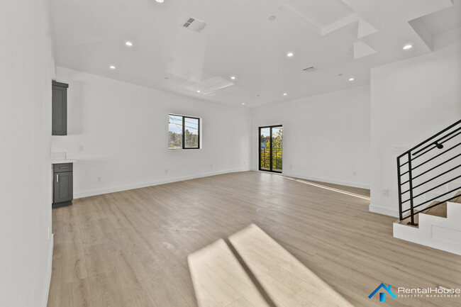 Building Photo - 3005 La Paz Dr