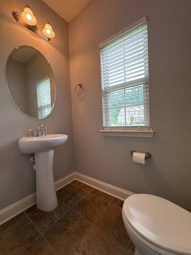 Foto del edificio - Modern End-Unit Townhome in the Heart of Old Hickory, Wilson County!