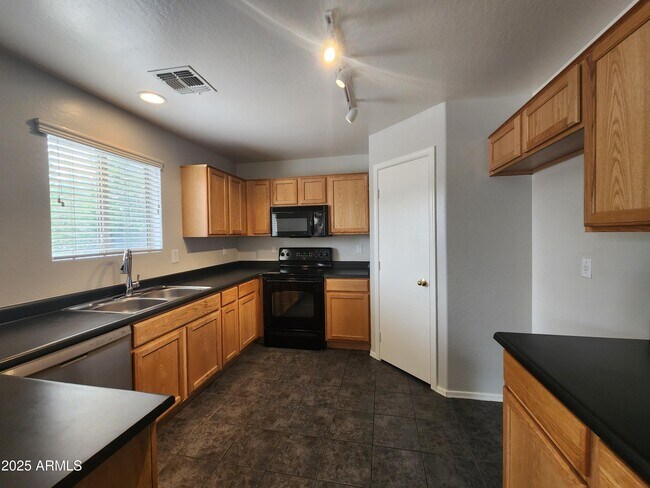 Foto del edificio - 13921 W Port Royale Ln