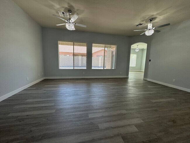 Foto del edificio - BEAUTIFUL 4 BEDROOM 2 BATHROOM HOME IN PHO...