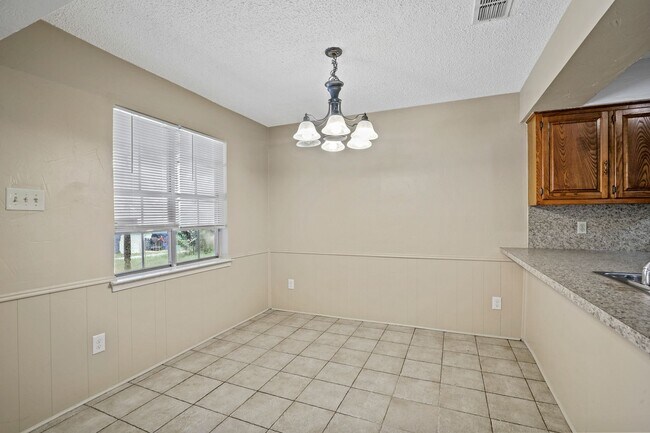 Foto del edificio - 2429 Lakeview Cir