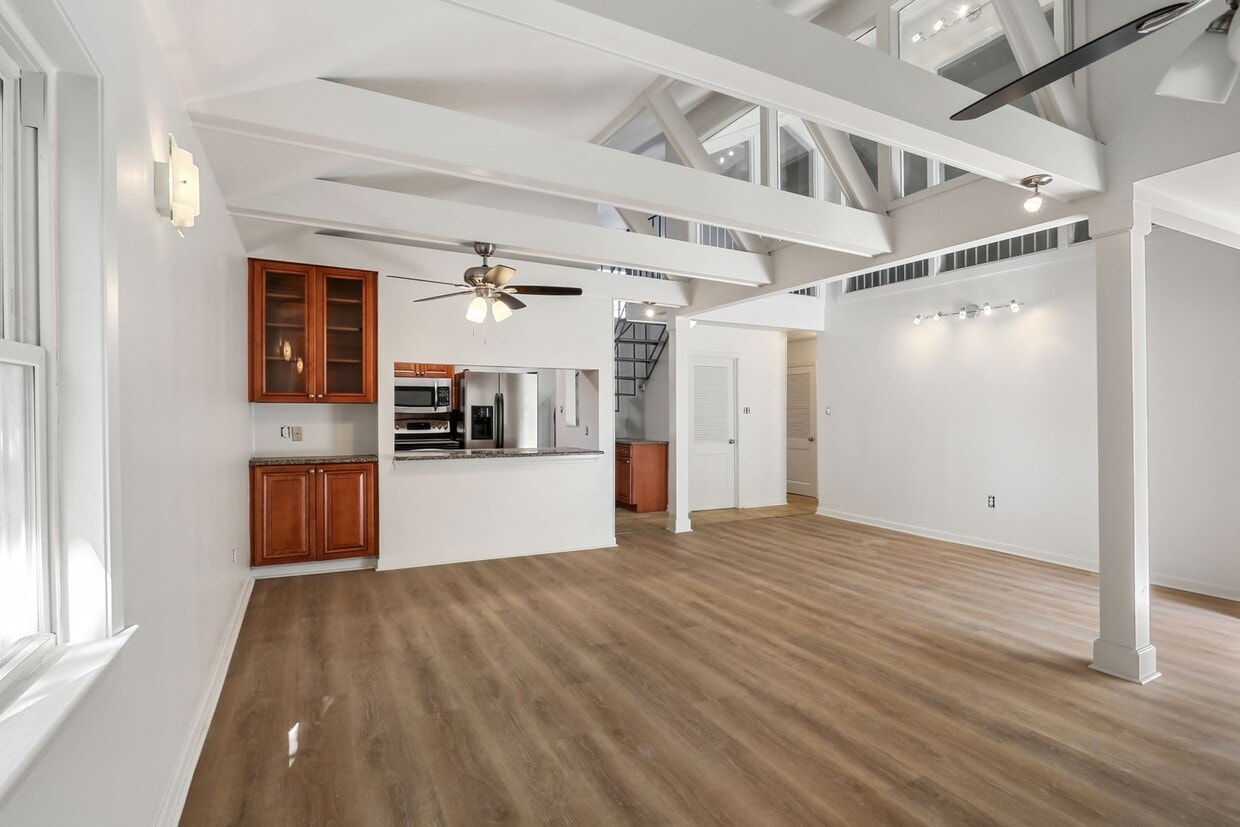 Foto principal - Newly Renovated 3BD/2BA Penthouse, 1/2 Blo...