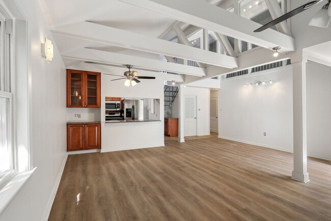 Newly Renovated 3BD/2BA Penthouse, 1/2 Block Off St Charles Ave. Private Roof Deck! - Newly Renovated 3BD/2BA Penthouse, 1/2 Block Off St Charles Ave. Private Roof Deck!