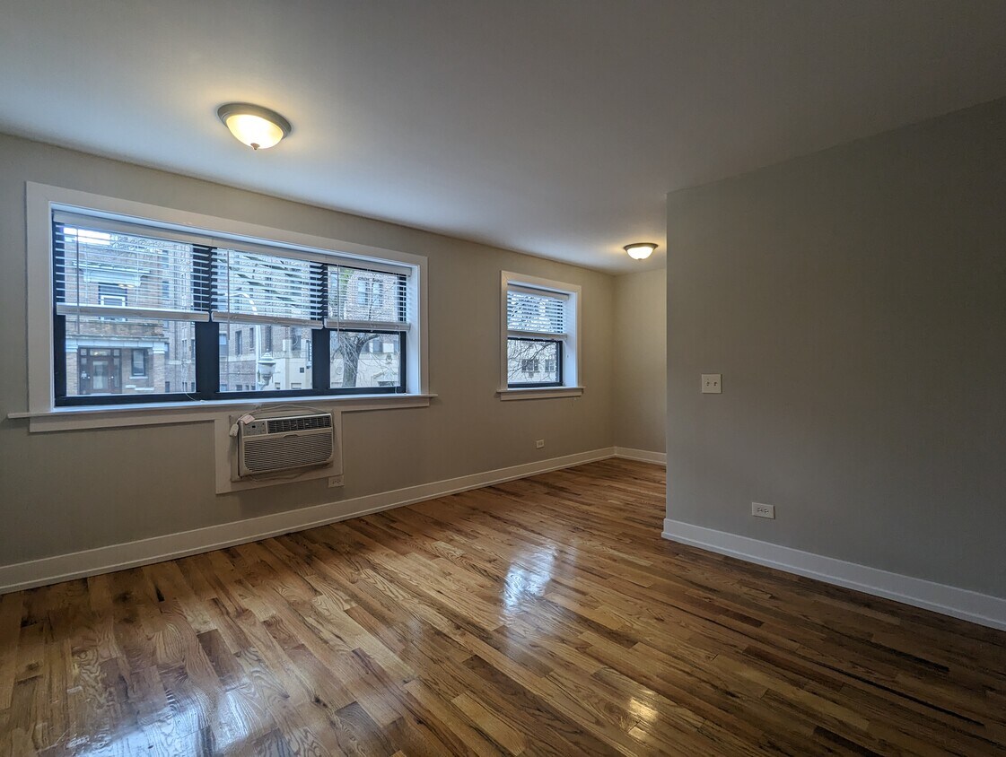 Primary Photo - 510 W Briar Pl