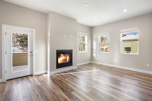 Foto del edificio - Brand New Woodland Park Townhome!