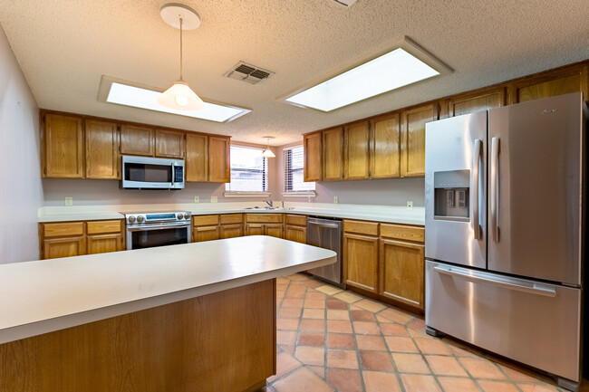 Foto del edificio - Two-story - 2 bedroom/ 2.5 bath townhome -...