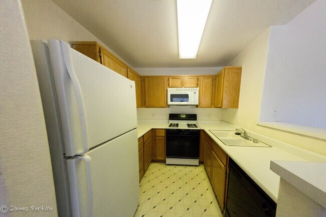 Foto del edificio - Summerlin area upper condo/vaulted ceiling...