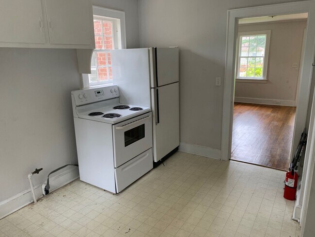 Building Photo - 2 Bed, 1 Bath in Rosewood | Available Late August