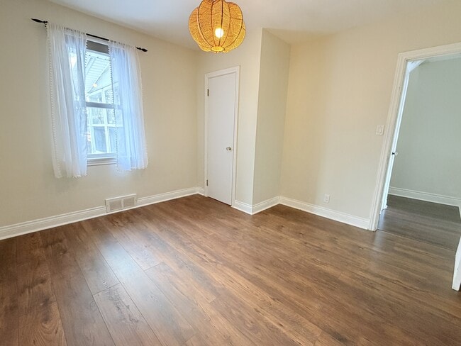 Building Photo - 731 Pineview Ave