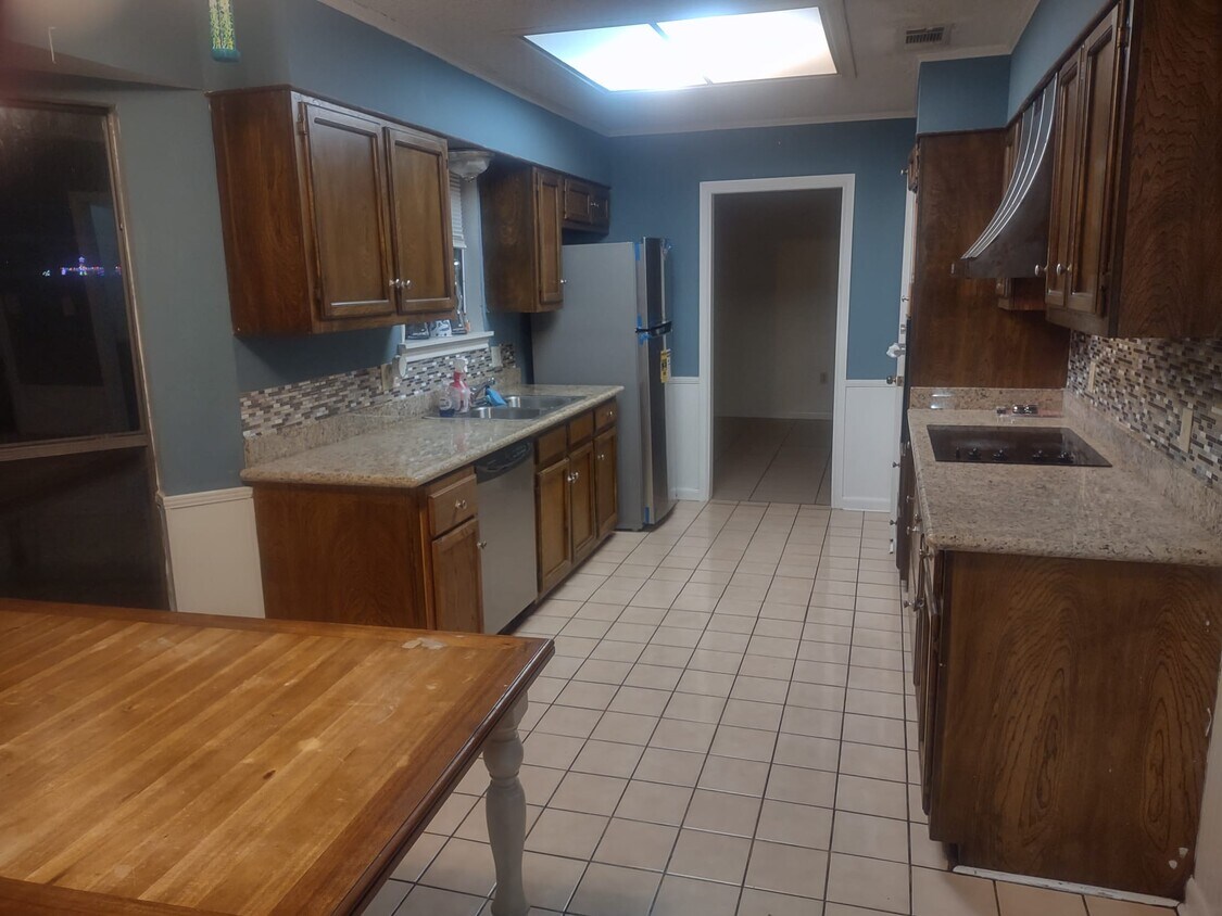 Updated Granite SS appliance package - 12141 Astolat Ave