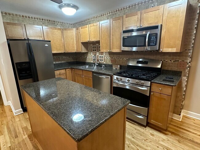 Building Photo - 2555 W Catalpa Ave