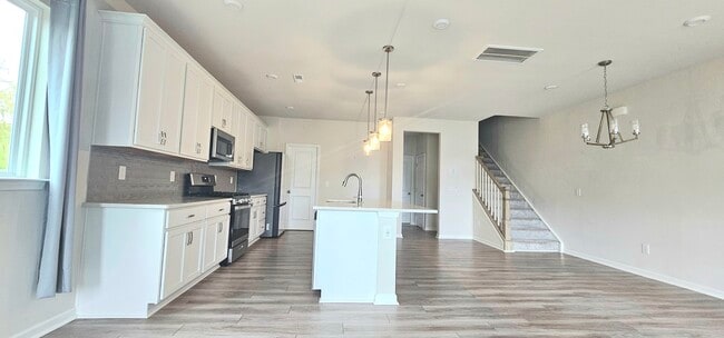 Living, dining and kitchen area - 904 Kinsey Aly