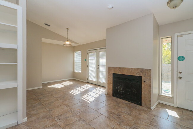 Building Photo - 2006 Twisted Oak Cir