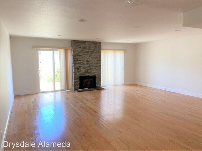 Building Photo - 3 br, 2.5 bath House - 3120 El Paseo