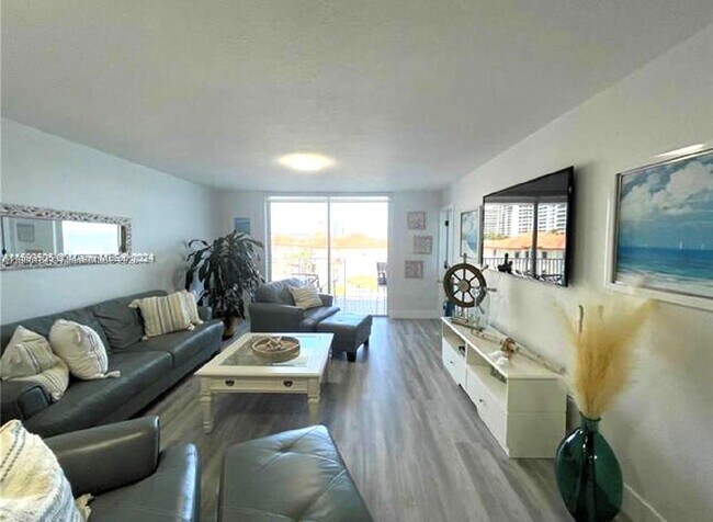 Foto del edificio - 4000 NE 170th St