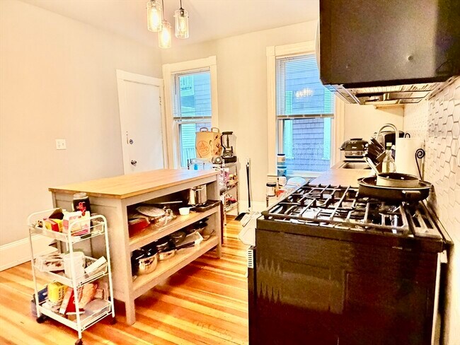 Building Photo - 56 Mansfield St