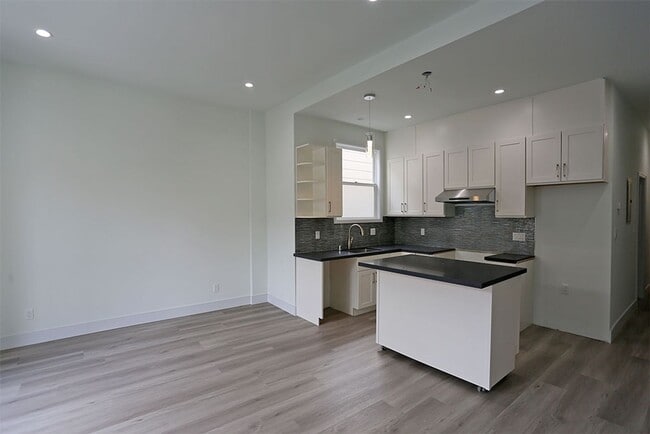 Building Photo - OPEN HOUSE: Sunday (7/20) 1:30pm-2:00pm. F...