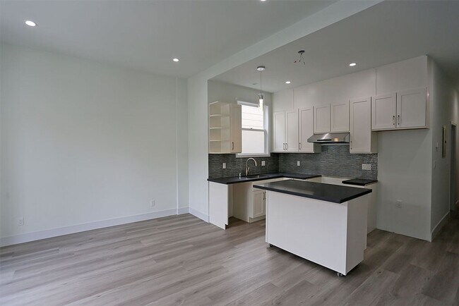 Foto del edificio - OPEN HOUSE: Sunday (7/20) 1:30pm-2:00pm. F...