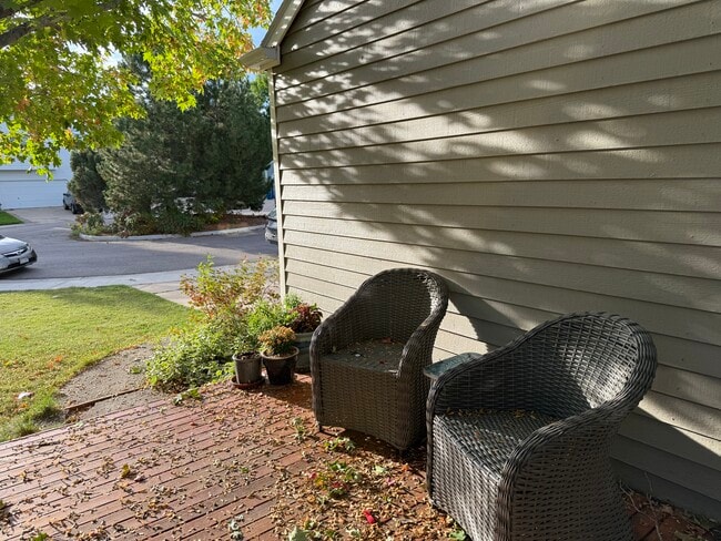 Front porch - 332 Buchanan Ct