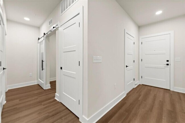 Foto del edificio - 2648 Sandy Plains Rd