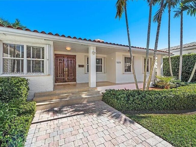 Foto del edificio - 5371 N Bay Rd