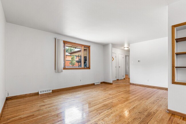 Building Photo - Fantastic Home with Fenced in Back Yard an...