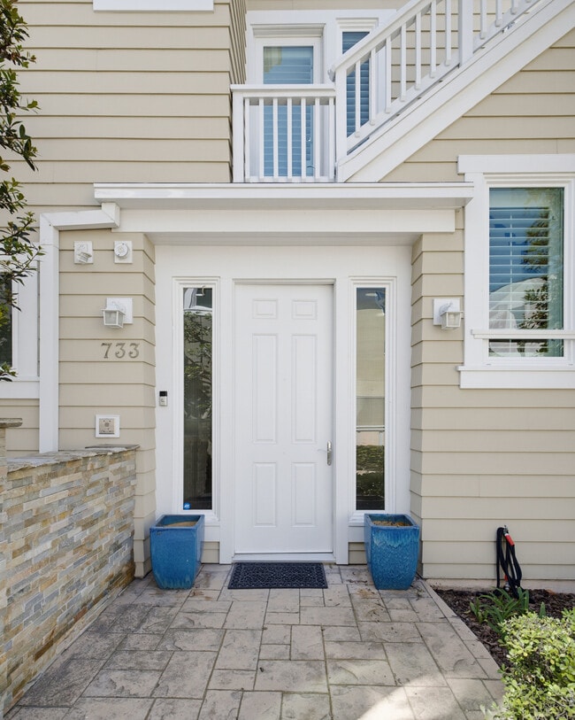 Building Photo - 733 21st St