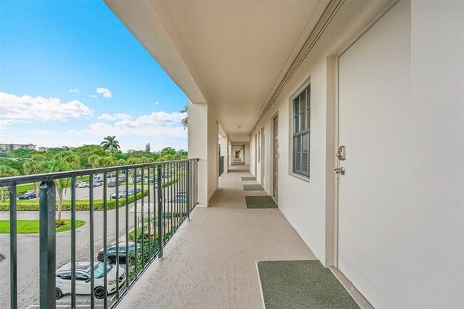 Building Photo - 3150 N Palm Aire Dr