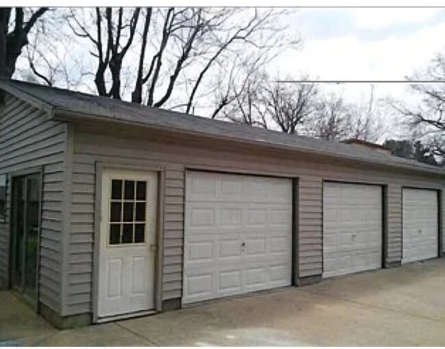 Building Photo - 2257 E Eichel Ave