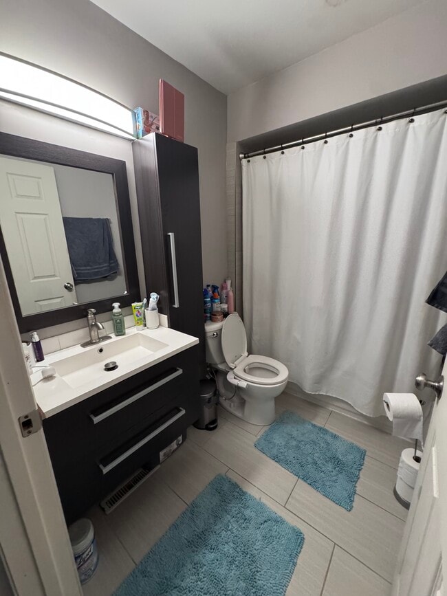 Main Bath - 2924 Coho St