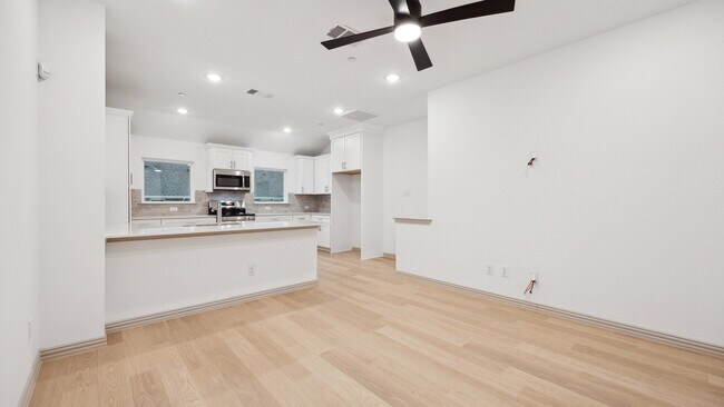 Foto del edificio - 5244 Springlake Pky