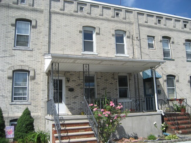 Building Photo - 31 La Grange St