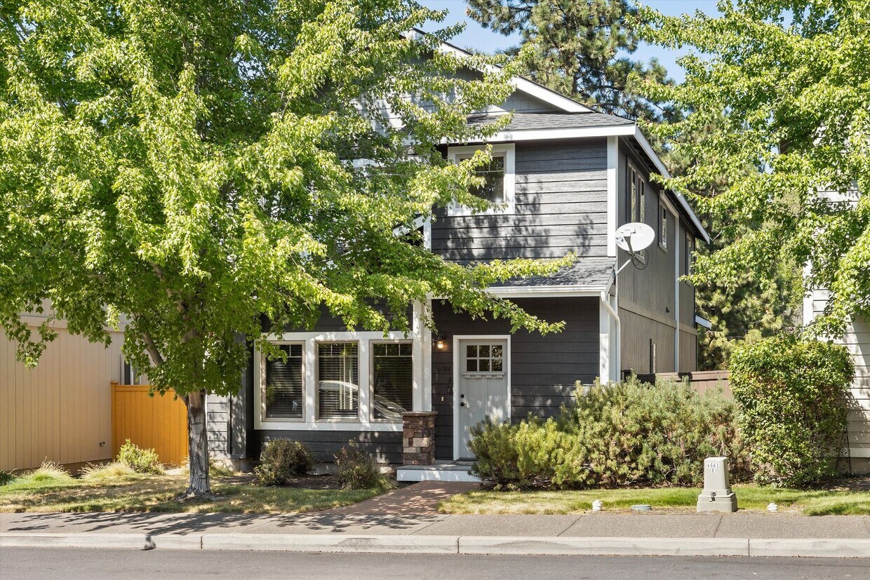 Foto principal - Charming, Furnished 3 bedroom Home w/ Garage