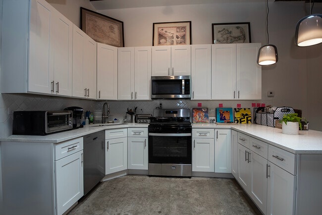 Building Photo - 2021 S Throop St