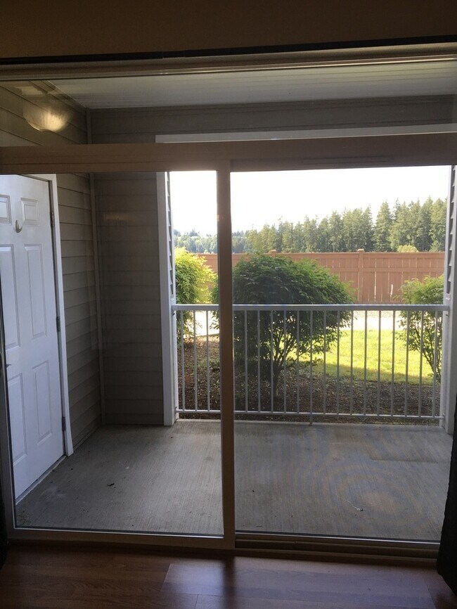Foto del edificio - AVAILABLE NOW Spacious condo near shopping