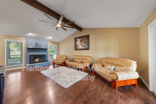 Building Photo - 1174 Mooncrest Dr