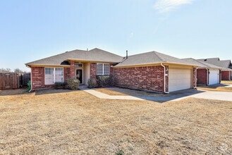 Building Photo - 517 Lone Oak Dr