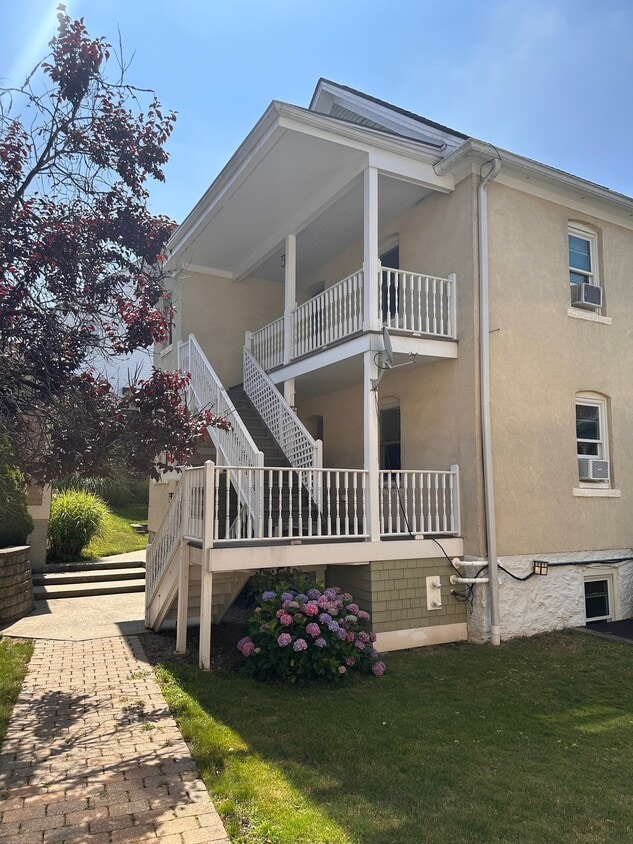 Photo - 18 Berrian Pl (Greenwich, CT)