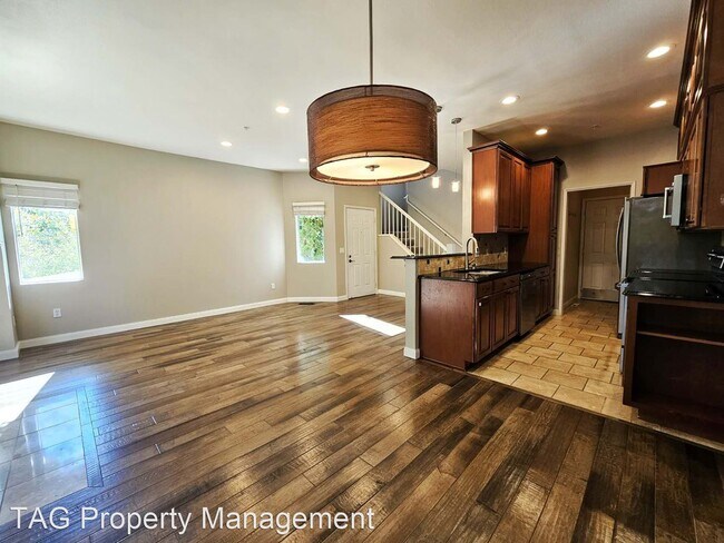 Building Photo - 3 br, 2.5 bath House - 2160 NW Pacific Elm Dr