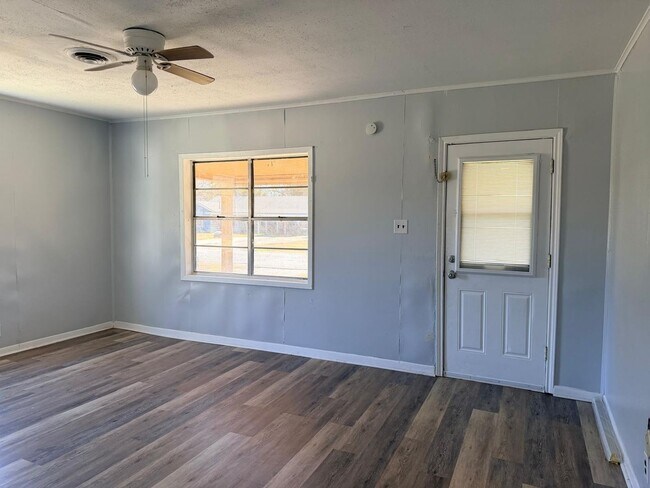 Foto del edificio - 3410 Canal Ave