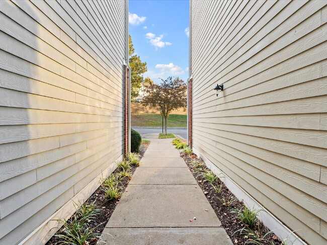 Building Photo - 704 Bristol Village Dr