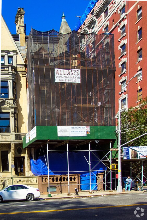 Building Photo - Converted into SFH