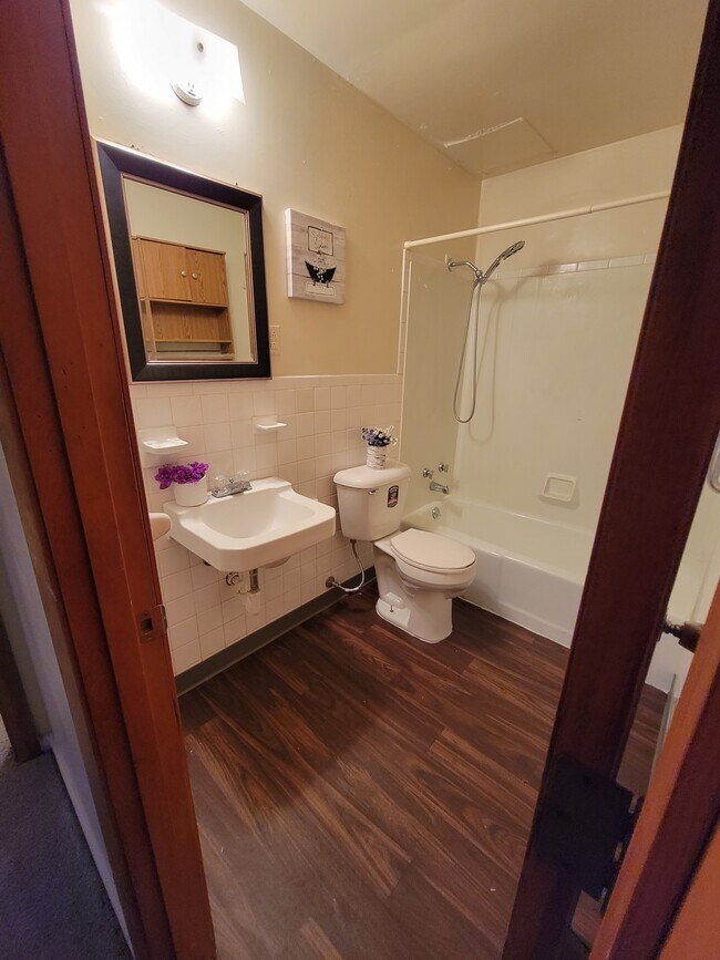 BAÑO - 726 NE 68th St
