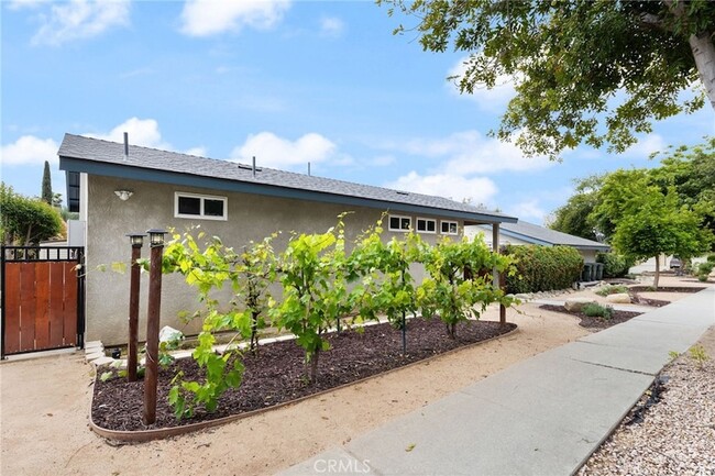 Building Photo - 1572 Coolcrest Ave