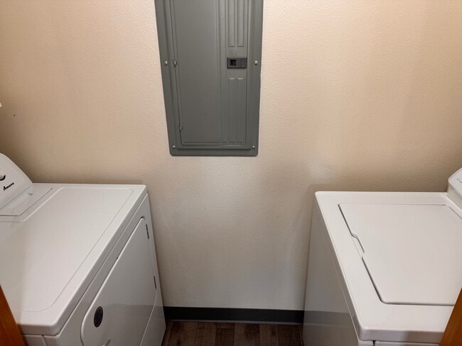 Building Photo - Loganberry Commons