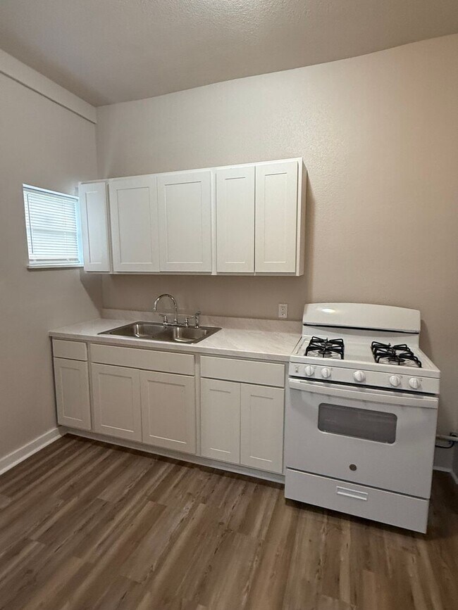 Foto del edificio - Fresh updates inside this 2 bedroom 1 bath apartment