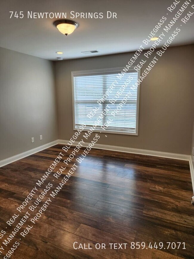 Foto del edificio - Spacious 3 bedroom 2.5 Bath Townhouse just...